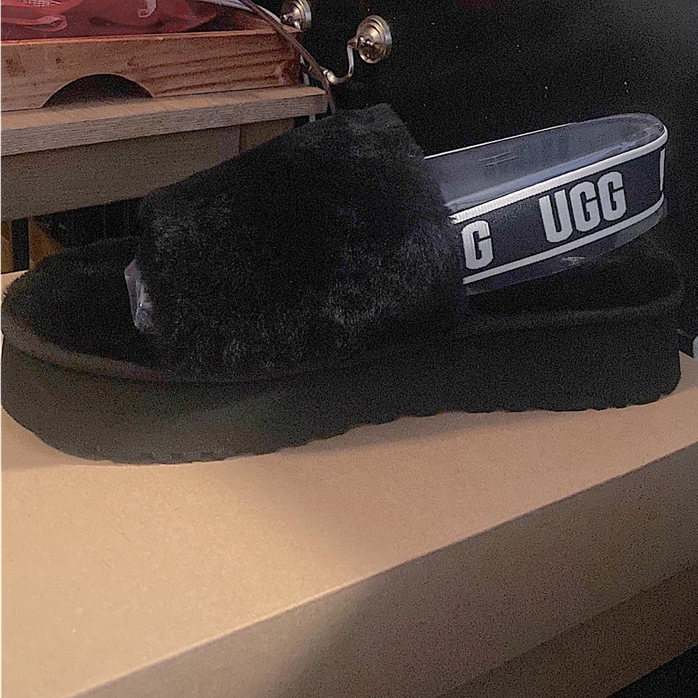 Women’s fashionable UGG fur platform sandals never worn brand new !